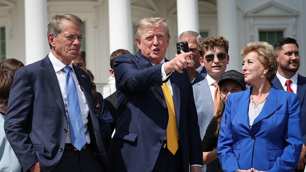 Trump threatens US schools over gender transitions 8 71