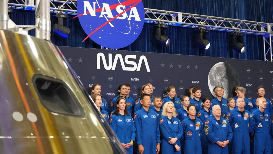 Live updates: Trump honors Artemis II astronauts at NASA; Warsh hints at potential Fed interest rate hike AP26240588103297 e1787934548634
