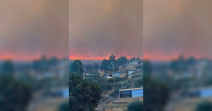 Fast-moving wildfire threatens Reno, Nevada, forcing thousands to evacuate ire 1b