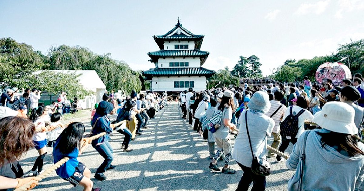 CRAZY VIDEOS Show 1800 People Pulling a Japanese Castle Back in Its Place japanese pull hirosaki castle screengrab