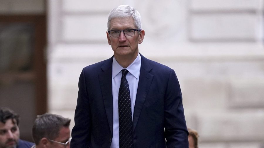 Tim Cook hands over reins of Apple, keeps political clout AP24346541824536 e1734184270825