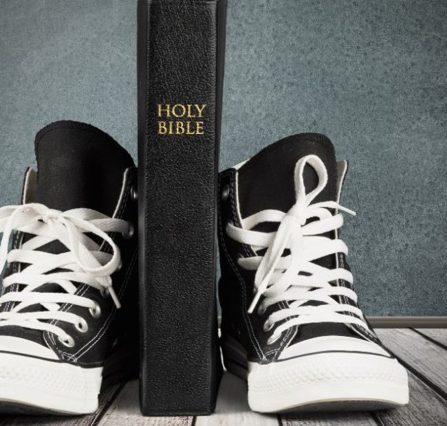 High School Football Team Shines ‘the Light of Jesus’ by Giving Every Opponent a Bible After Games