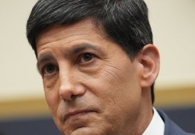 Warsh Set for Showdown With Trump as Fed Faces Pressure to Raise Rates