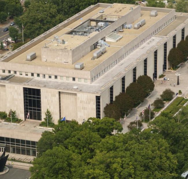 Trump admin plans to put ideological warning signs around Smithsonian museum
