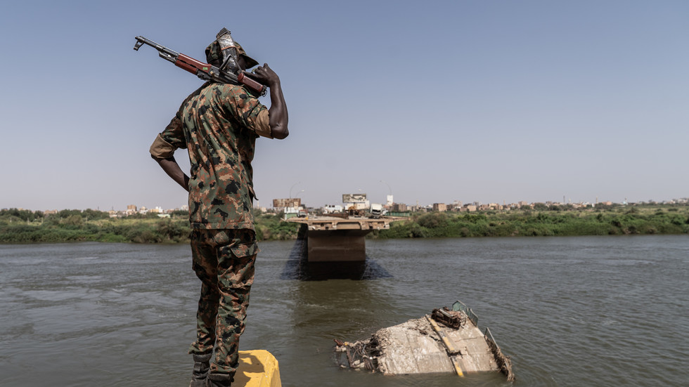Hundreds of Sudan paramilitary fighters defect to army a203027439c0e4451