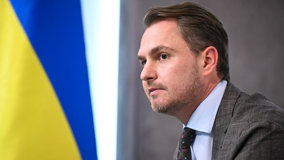 Zelensky’s disgraced prosecutor general attacks anti-graft agencies and flees country ce9 1