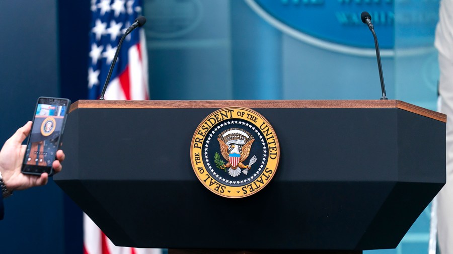 White House to host first press briefing in over 40 days potus seal 081125gn01 w