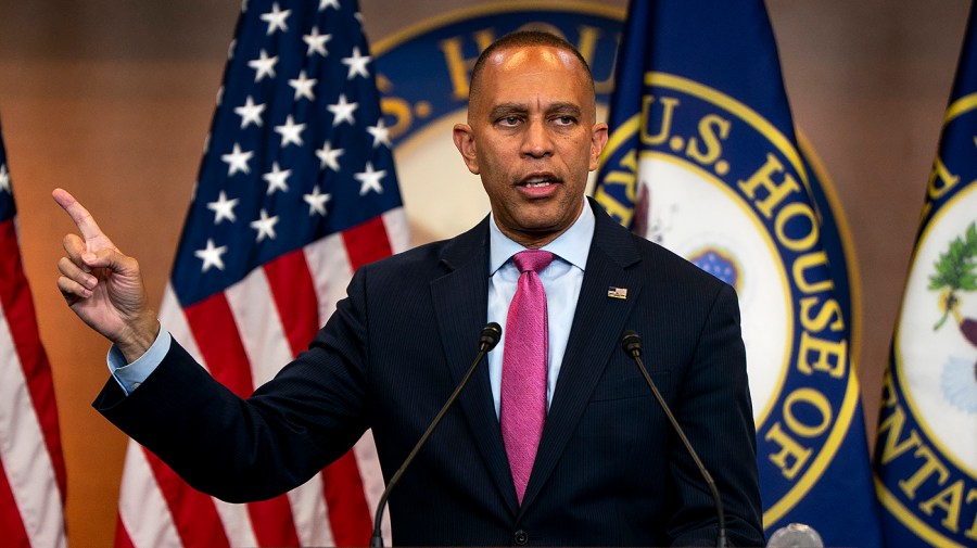 Jeffries calls on Congress to stay in Washington to address AI concerns rieshakeem 091426gn03 w